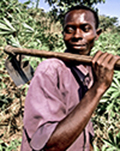 Hobre con azada en Burundi. Foto de Pablo Tosco. &copy;Interm&oacute;n Oxfam