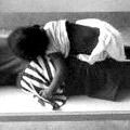 Mujer africana con su hija sobre el pecho
