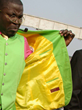 Un sapeur exhibe su chaqueta en el memorial de Brazza. Foto Baudouin Mouanda